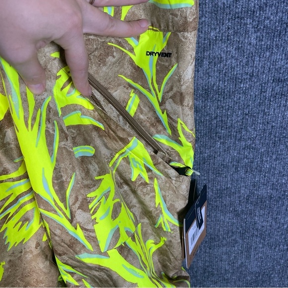 The North Face NWT Women’s 1X Short Neon Freedom Bib Ski Pants Dryvent Overalls - Picture 5 of 16